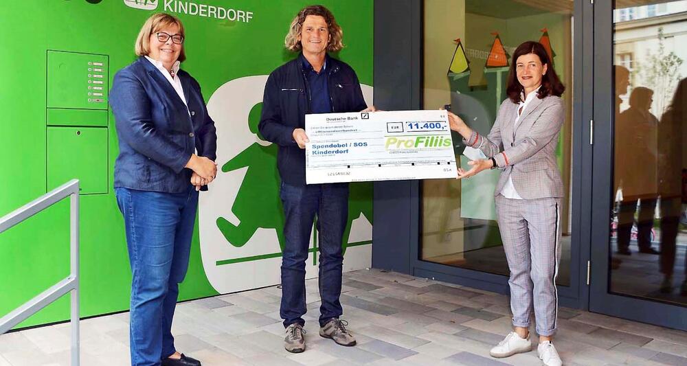 Christiane Wurst (Präsidiumsmitglied Spendobel) , Thomas Schieferstein (Stiftungsgründer und Vorstand ProFiliis) und Gabi Polle (Einrichtungsleitung SOS-Kinderdorfzentrum Dortmund) bei der Scheckübergabe. Foto: ProFiliis