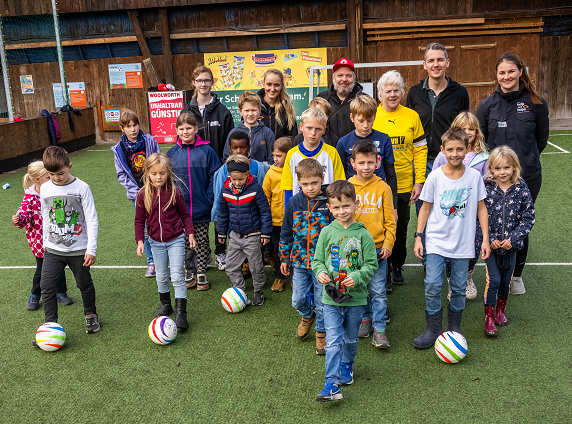 Herbstferienbetreuung bei der help and hope Stiftung: Das BVB-Lernzentrum und die Bundeszentrale für politische Bildung haben eine Themenwoche mit einem Programm zu paralympischen Sportarten bereichert. Hintere Reihe, Mitte: Daniel Schröder und Conni Dietz vom BVB- Lernzentrum. Hintere Reihe, 2.v.r.: Andreas Pankratz von der Bundeszentrale für politische Bildung.