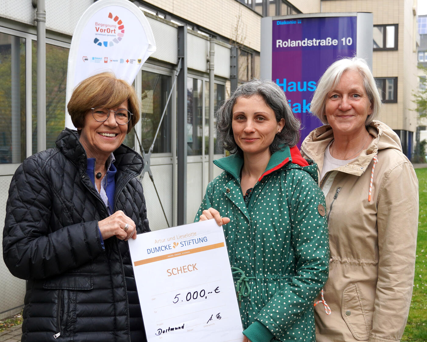 Von rechts nach links: Irmgard Ehlers, Stiftungsvorstand der Dortmunder Artur- und Lieselotte-Dumcke-Stiftung, Diakonie-Mitarbeiterin Svenja Lapp-Emden von Begegnung VorOrt in Hörde, und Heike Rolfsmeier, Bereichsleitung Begegnung, Beratung und Wohnen im Alter der Diakonie. (Foto: Cocu)