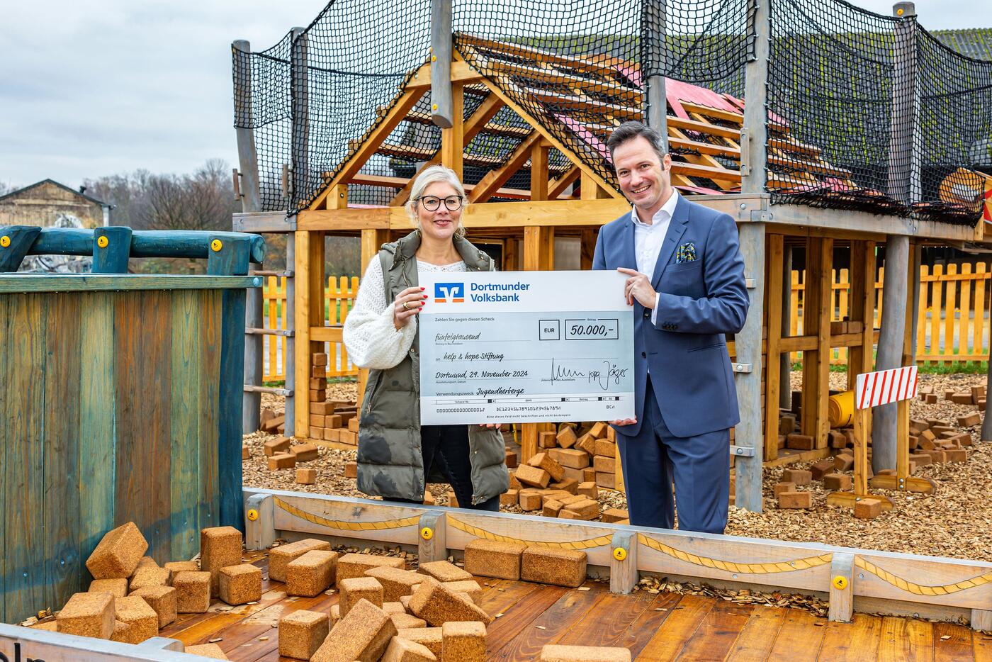 Michael Martens, Vorstandsvorsitzender der Dortmunder Volksbank (rechts), übergab einen Spendenscheck in Höhe von 50.000 an Sandra Heller, Vorstandsvorsitzende der „help and hope“-Stiftung (links). Die Summe wird für den Neubau einer Herberge für Kinder und Jugendliche auf dem Gelände von „Gut Königsmühle“ in Dortmund- Mengede eingesetzt. (Foto: Jan Heinze)