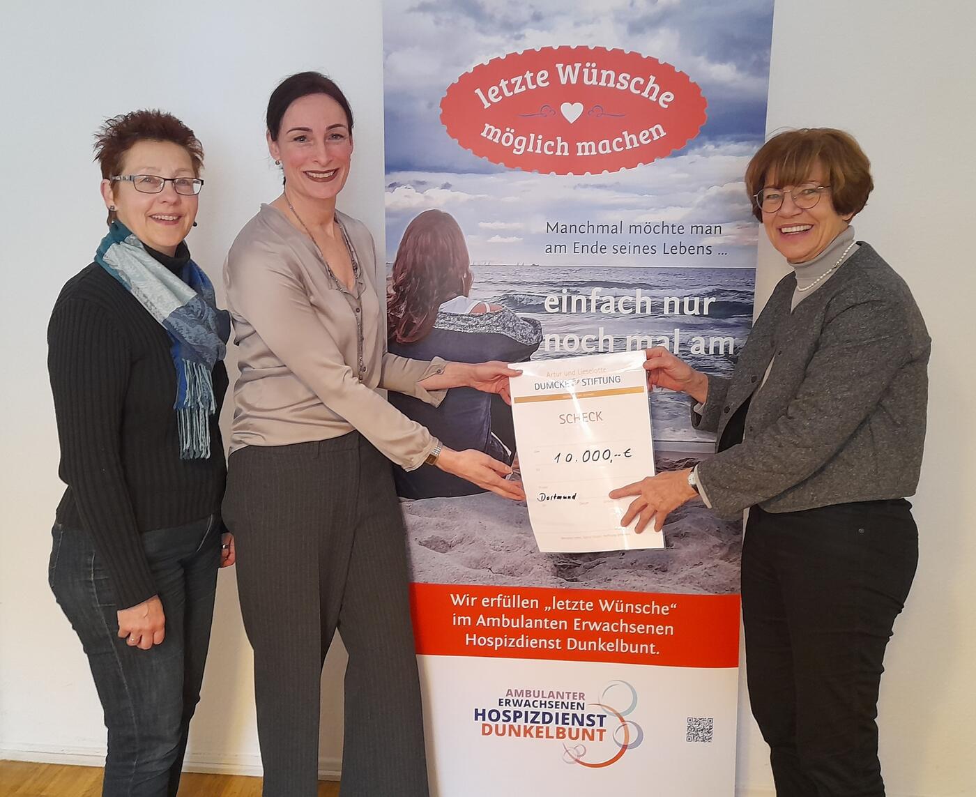 Angelika Becker (links) und Irmgard Ehlers (rechts) aus dem Vorstand der Artur- und LieselotteDumcke-Stiftung überreichten Heike Schöttler, der Leiterin des Ambulanten Erwachsenen  Hospizdienstes Dunkelbunt, den symbolischen Spendenscheck über 10.000 Euro. (Foto: Hospizdienst Dunkelbunt / Frauke Ellebrecht)