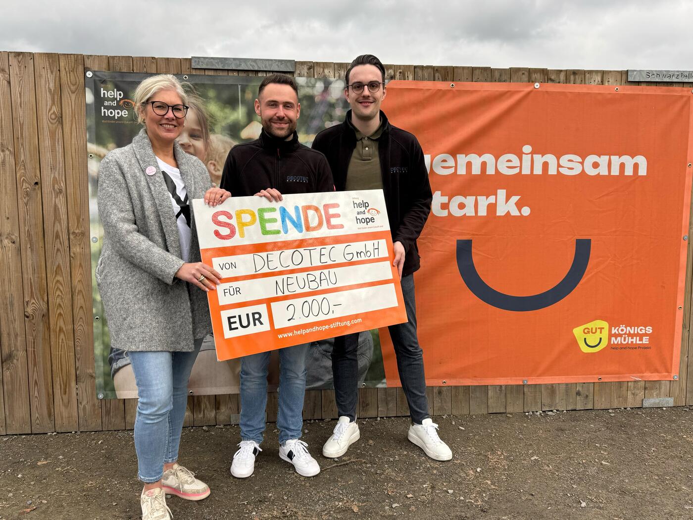 Es muss nicht immer (nur) Geld sein – die Decotec GmbH unterstützt die help and hope Stiftung auch mit einer Sachspende und stattet den Neubau des Kinder- und Jugendgästehauses mit den nötigen Bodenbelägen aus.  (V.l.n.r: Sandra Heller, Vorstandsvorsitzende der help and hope Stiftung, Jan Funken, Head of Operations Decotec GmbH, Pascal Mattel, Head of Key Account Management Decotec GmbH) (Foto: help and hope Stiftung)