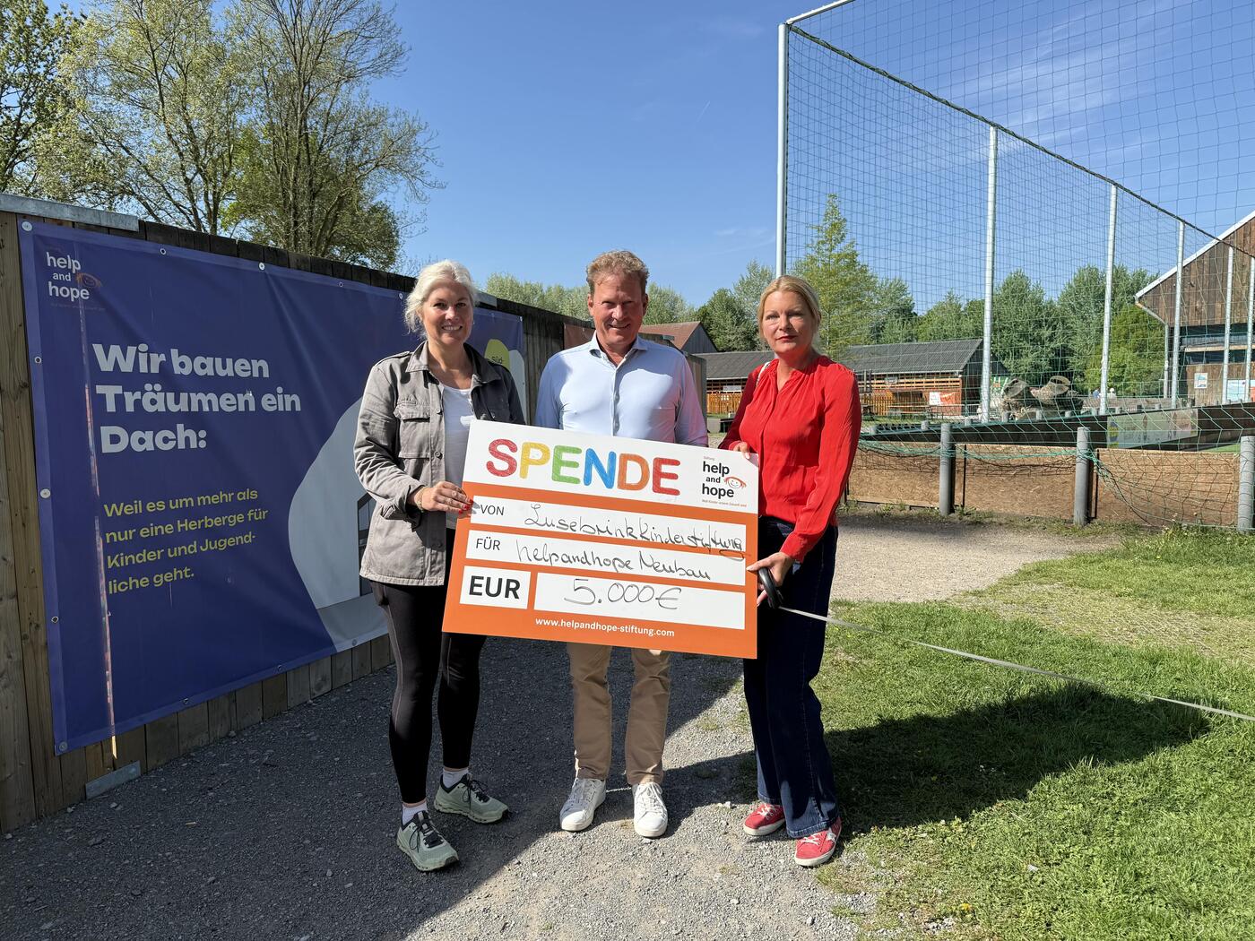 Auf Gut Königsmühle überreichten Jörg und Christiane  Lusebrink (Mitte, rechts) die Spende der Lusebrink Kinderstiftung an Sandra  Heller, Vorstandsvorsitzende der help and hope Stiftung (links). (Foto: help and hope Stiftung)