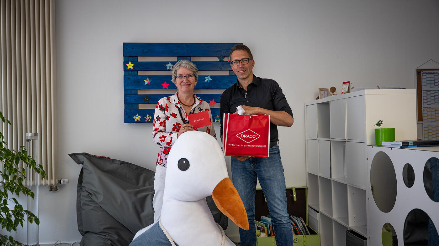 Beate Schwedler (MÖWE) und Axel Brauckmann (Dr. Ausbüttel) trafen sich zu einem sehr  erfreulichen Termin. (Foto: Felix Oeding)