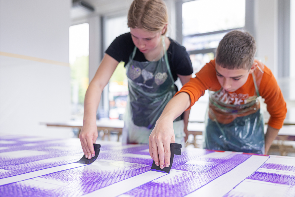 Philip Wiegard entwickelte zwei Tapetendesigns in der Herrnhuter Kleisterpapiertechnik, die in Zusammenarbeit mit den Kindern in einem Workshop umgesetzt wurden.