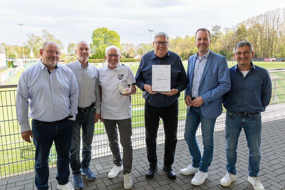 V.l.n.r.: Dirk Boos (Geschäftsführer VfR Sölde), Thomas Stadtfeld (Hauptkassierer VfR Sölde), Michael Peschke (1. Vorsitzender VfR Sölde), Siegfried Müller (Fußballkreiskoordinator VfR Sölde), Stefan Ast (Geschäftsführer NRW-Stiftung), Stelio Cotadimos (2. Kassierer VfR Sölde). (Foto: NRW-Stiftung/Judith Büthe)