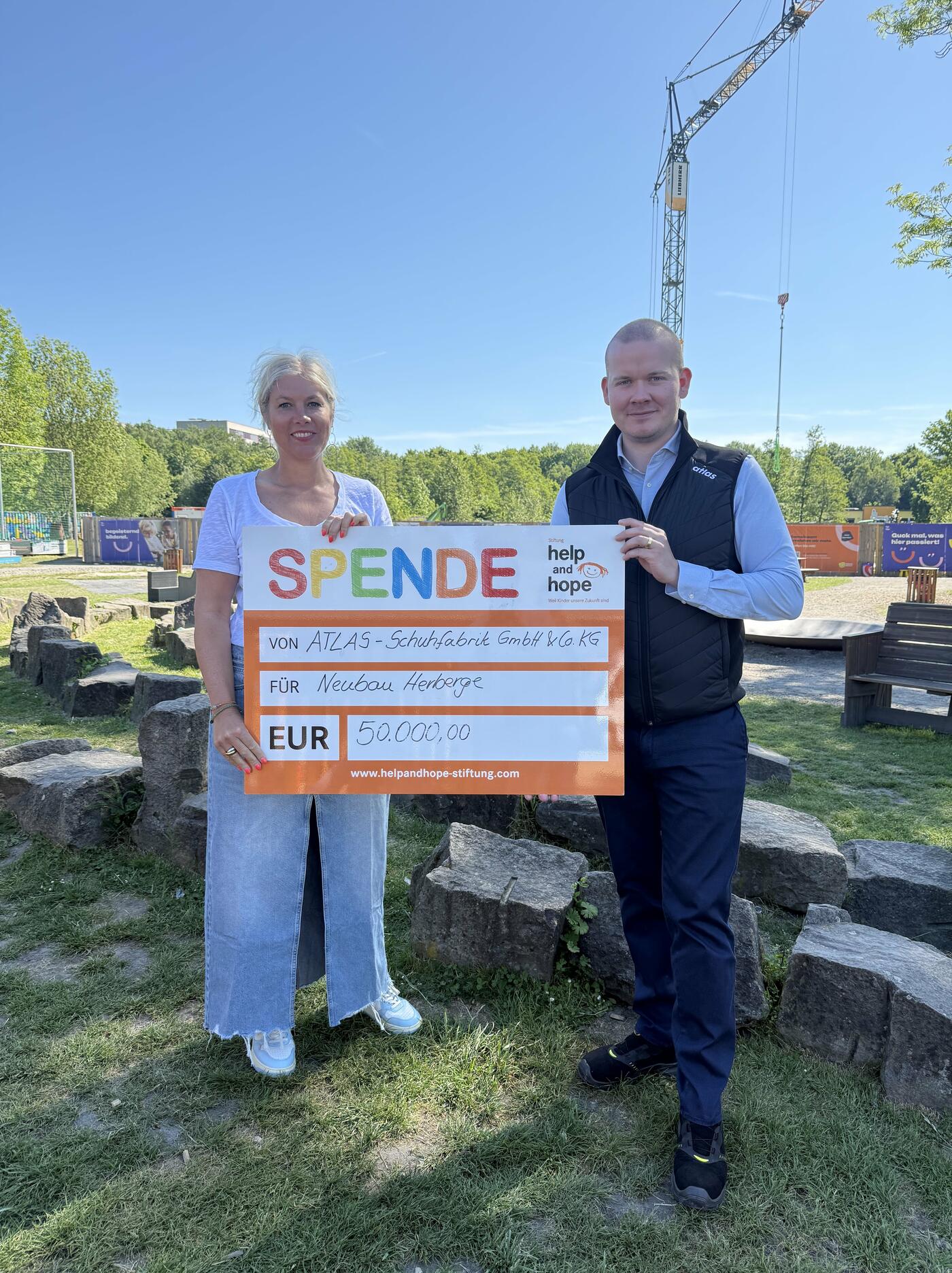 Hendrik Schabsky, CEO der ATLAS GmbH & Co. KG (rechts),  ist begeistert vom Neubau der help and hope Stiftung und überreicht eine  Spende in Höhe von 50.000 Euro an Sandra Heller, Vorstandsvorsitzende der  Stiftung (links).  (Foto: help and hope Stiftung) 