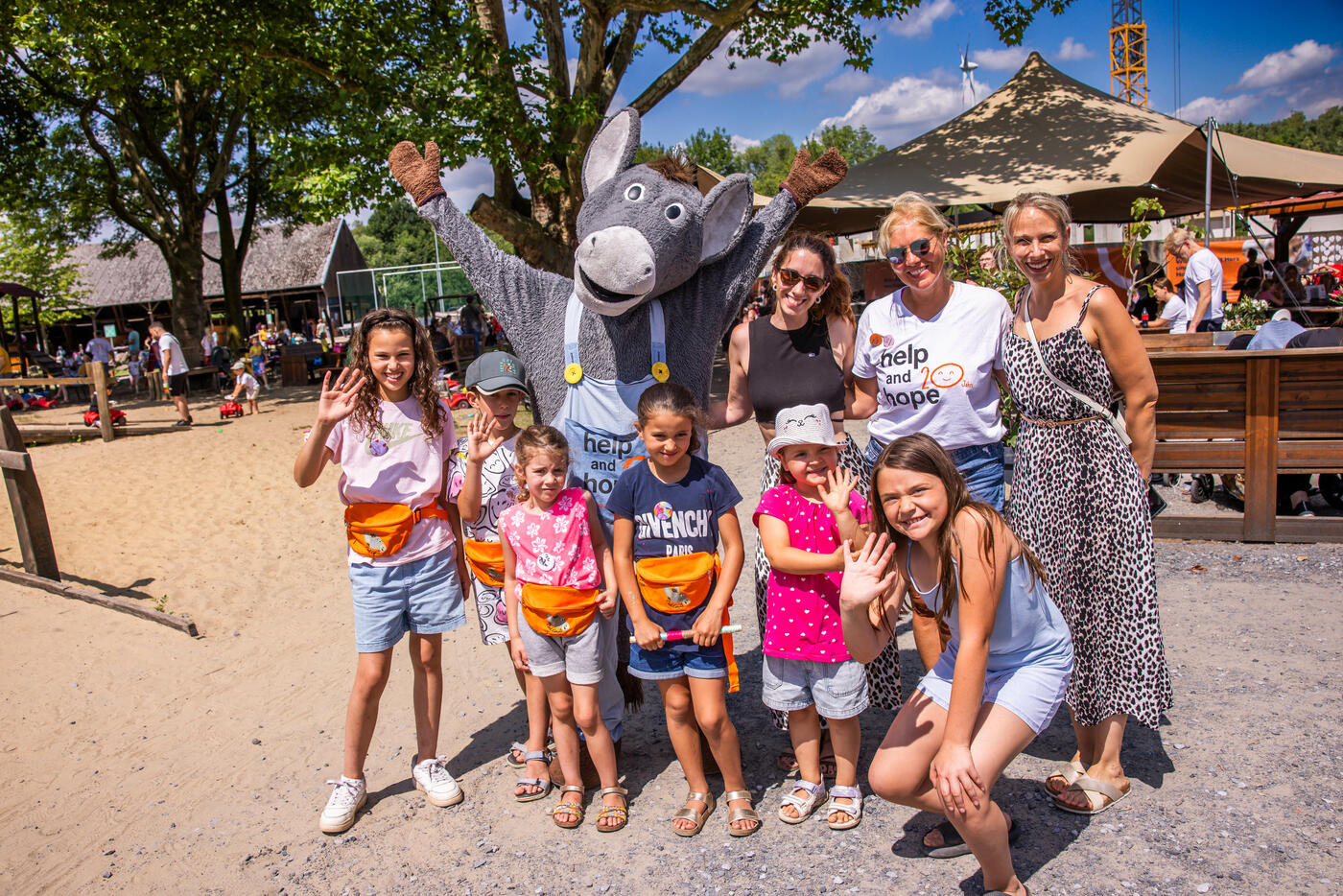 Gutes Wetter, gute Laune: Beim Hoffest der help and hope  Stiftung auf Gut Königsmühle strahlten Besucher und Besucherinnen mit der  Sonne um die Wette. (Foto:  help and hope Stiftung / Stephan Schütze)