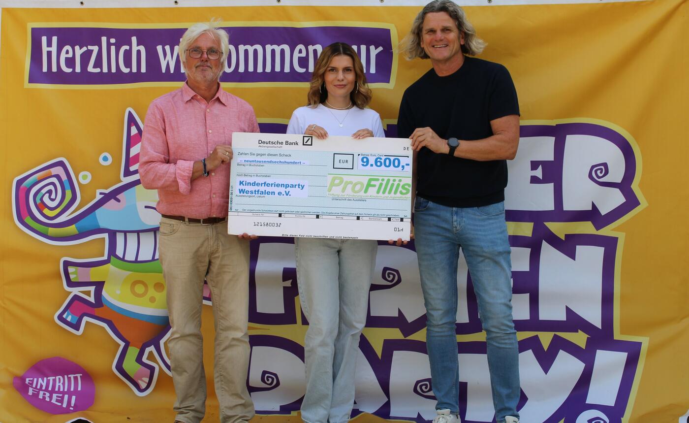 Symbolische Scheckübergabe: v.l.n.r.:  Friedrich Dieck (Leiter Sportstätten), Svenja Felbier (Projektbetreuung ProFiliis) und Thomas Schieferstein (Vorstand ProFiliis). (Foto: Kinder-Ferien-Party) 