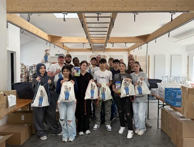 2.342 Schulstarter-Pakete hat die help and hope Stiftung  gepackt – mit Unterstützung von TEDi, der Commerzbank-Stiftung und zwei  Klassen der Dortmunder „Schule am Hafen“. Darin enthalten sind alle  wichtigen Utensilien für einen gelungenen Schulstart für Kinder aus  benachteiligten Familien. (Foto: help and hope Stiftung)