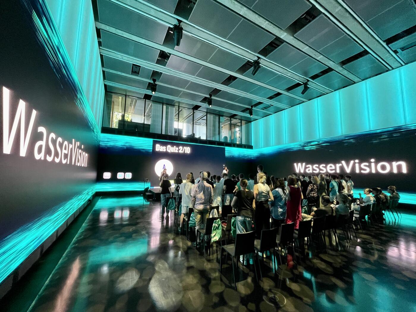 Große Eindrücke: Die Jugendlichen erleben die WasserVision auf der LED-Wand im Networking Cube. (Foto: Wilo-Foundation)