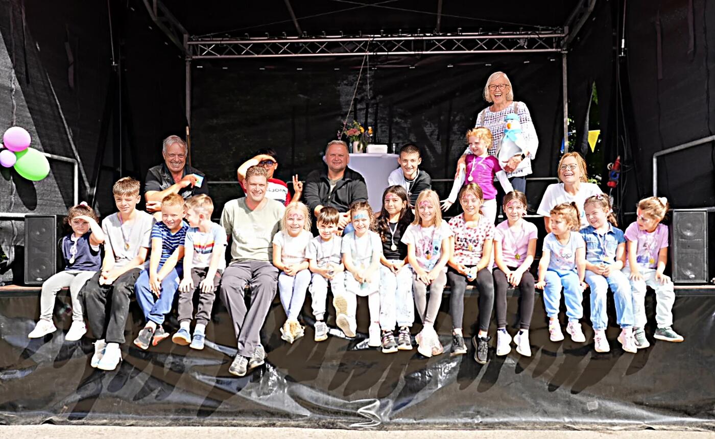 Gruppenbild mit MÖWE: Die Aktiven des Spendenlaufs mit den ihrem GartenvereinsVorstand und Vertreterinnen des Kindertrauerzentrums. (Foto: Jürgen Hüsmert)