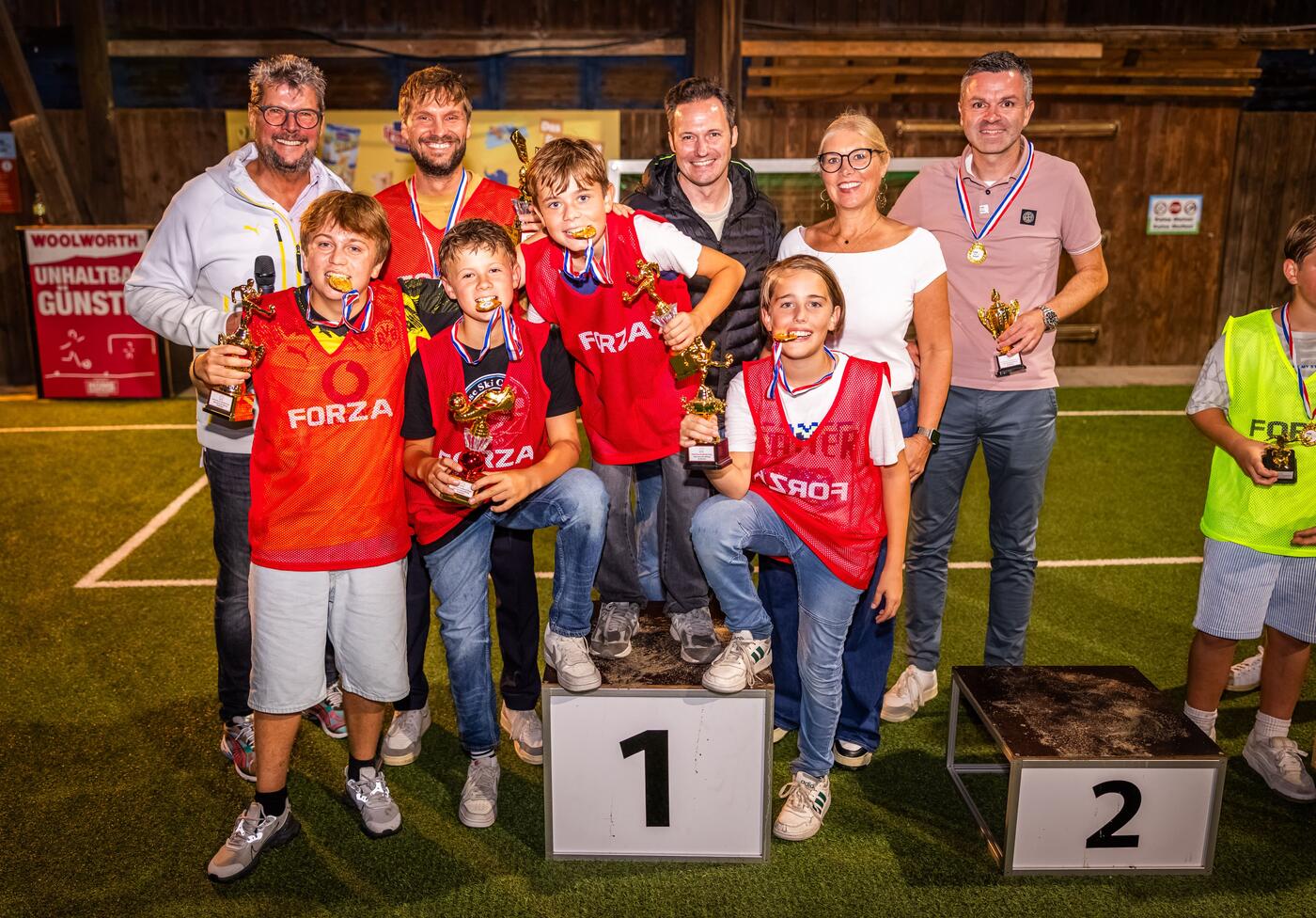 Viele Tore – viele Spenden: Beim Fußball-Cup im Rahmen des Charity-BBQ der help and hope Stiftung holte Team Rot den Pokal (hinten v.l.n.r. flankiert von Norbert „Nobby“ Dickel, Stadionsprecher des BVB, Michael Martens, Vorstandsvorsitzender der Dortmunder Volksbank eG, Sandra Heller, Vorstandsvorsitzende der help and hope Stiftung, und Carsten Jäger, Leiter der Unternehmenskommunikation der Dortmunder Volksbank eG).   (Foto: help and hope Stiftung / Stephan Schütze) 