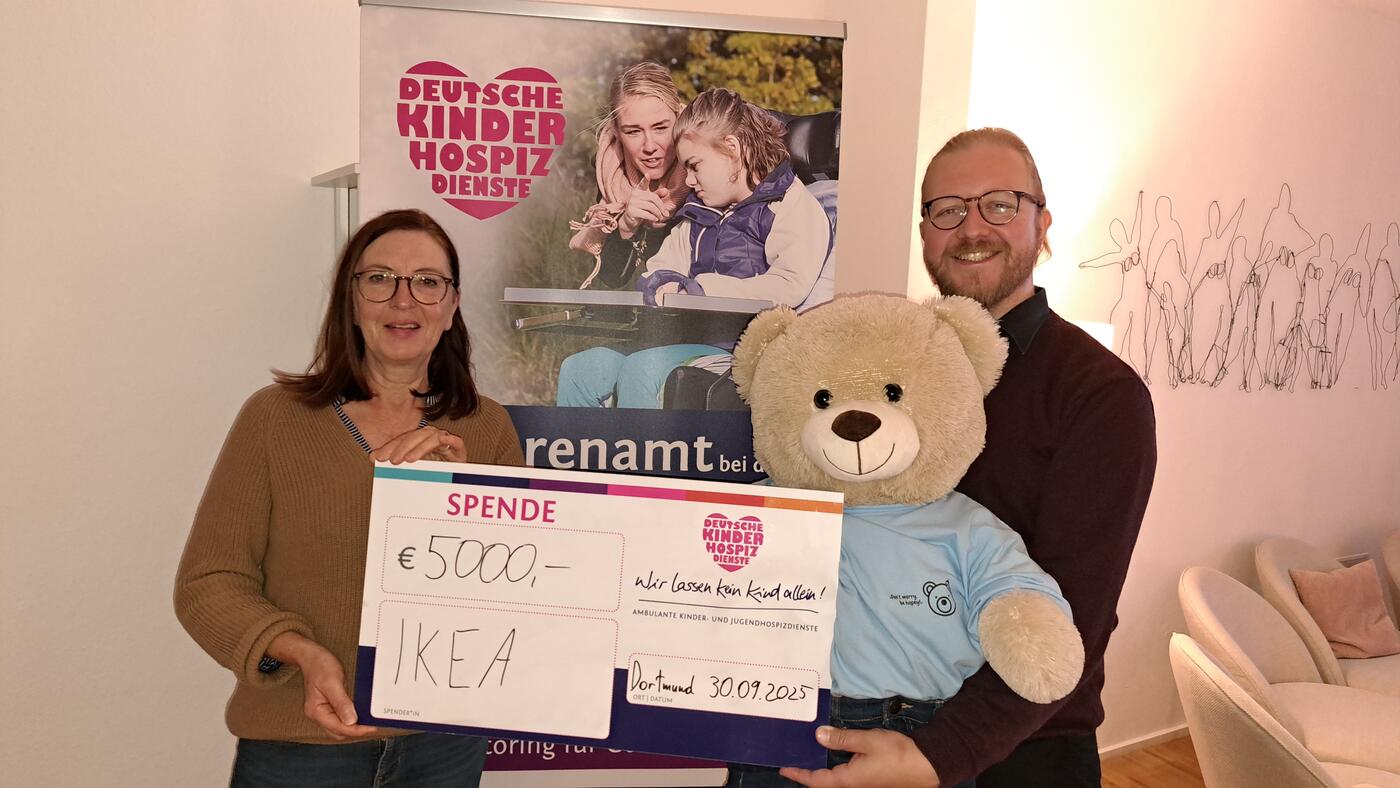 Birgit Müller von IKEA Distribution Services überreichte Michael Cremann von den Deutschen  Kinderhospiz Diensten in Dortmund und Bärenbotschafter Hope den symbolischen Spendenscheck. (Foto: Deutsche Kinderhospiz Dienste/ Simke Strobler)