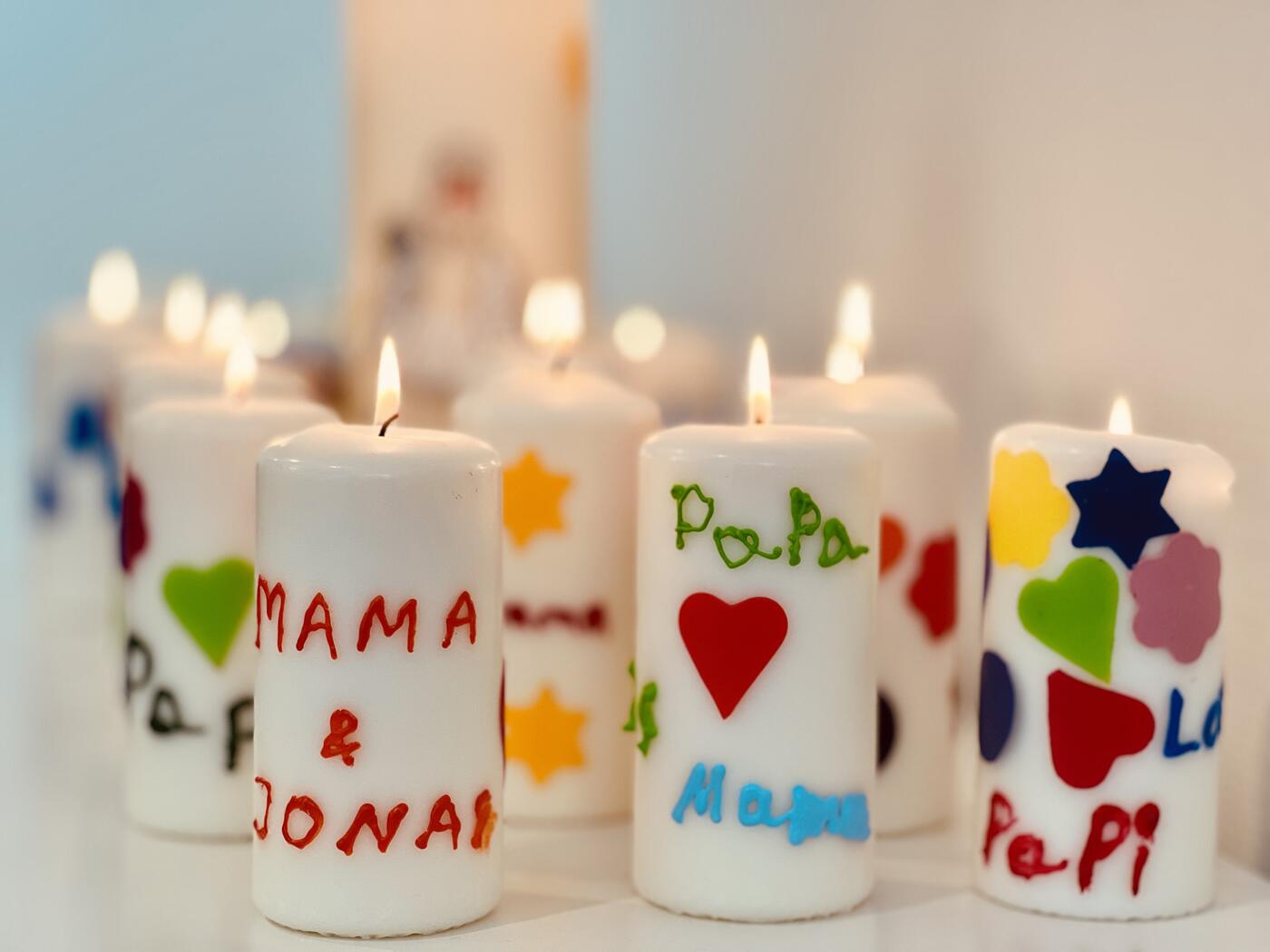 Kinder gestalten Kerzen für die Verstorbenen (Foto: Frank Düllberg)