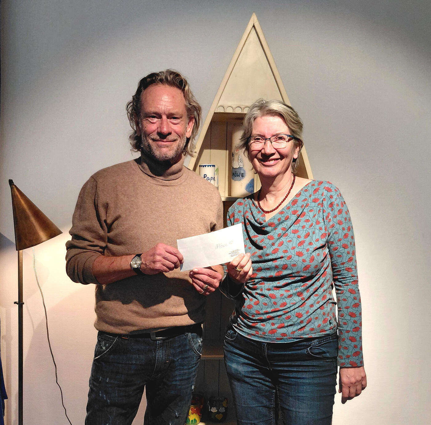 Frank Distelkamp von der D:INO Stiftung überreicht Beate Schwedler von der  MÖWE einen Scheck über 2.500 Euro. (Foto: Patrick Schulz)