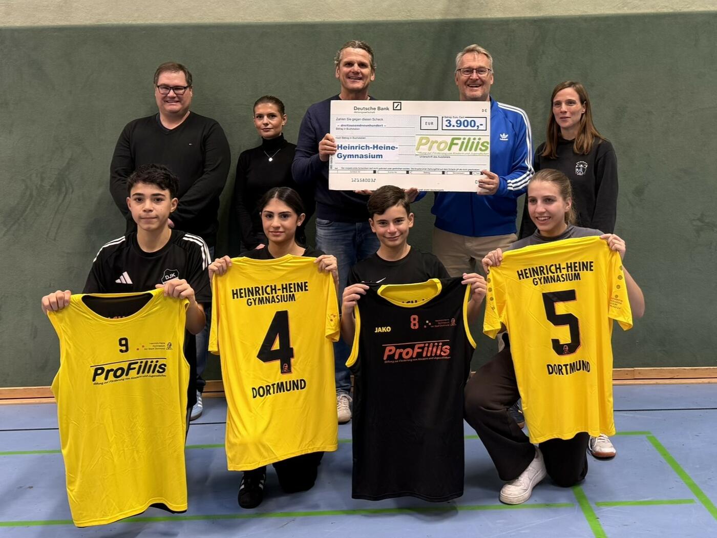  v.l.n.r. in der hinteren Reihe: Daniel Bartsch (Förderverein HHG), Svenja Felbier (Projektbetreuung ProFiliis), Thomas Schieferstein (Vorstand ProFiliis), Jörg Regner (HHG) und Andrea Bergmann (HHG).  (Foto: Schülerin des HHG)