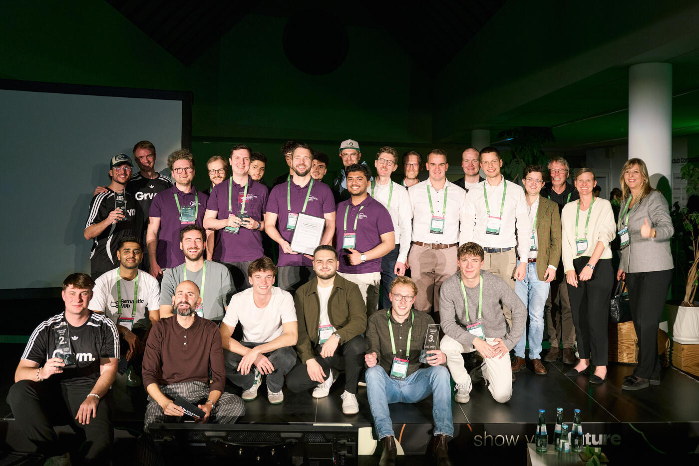 Freuten sich gemeinsam mit den Finalisten über die Verleihung  des TU Start-up Awards: Sina Ramin Sadegh Nadi (CET, vorne 2.v.l.), die Fachjury und Evi Hoch (Wilo Foundation, ganz rechts). (Foto: Cynthia Ruf)