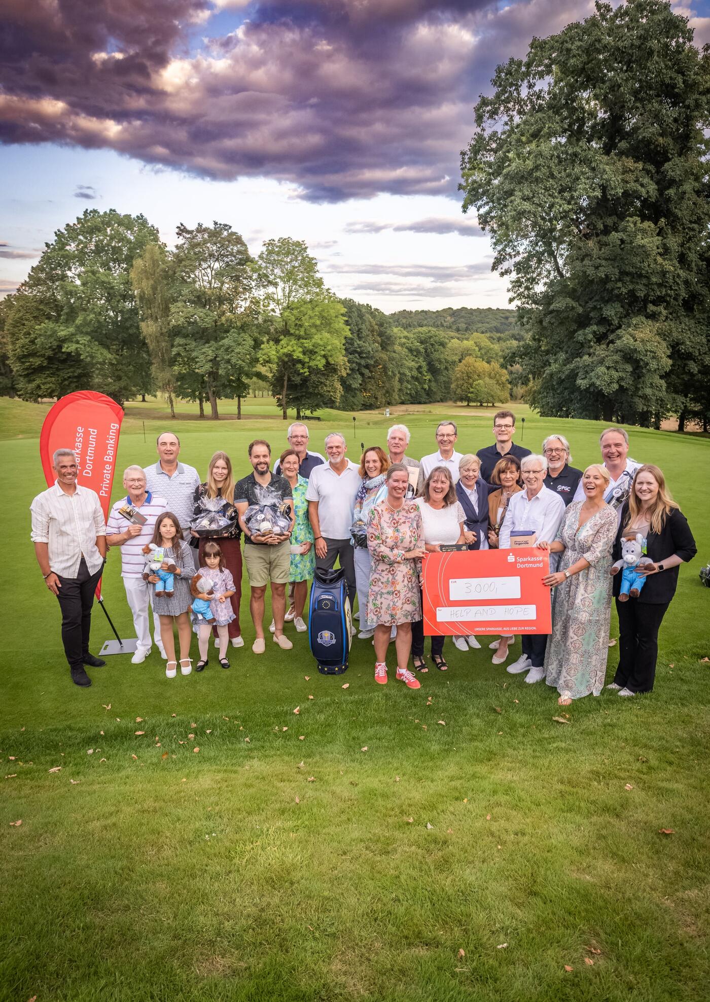 Im Rahmen des 1. Charity Open der Sparkasse Dortmund  überreichte Maike Gerling, Abteilungsleiterin Private Banking bei der  Sparkasse Dortmund, den symbolischen Spendenscheck an Sandra Heller  und Patrizia Aundrup von der help and hope Stiftung. (Foto: help and hope Stiftung / Stephan Schütze) 