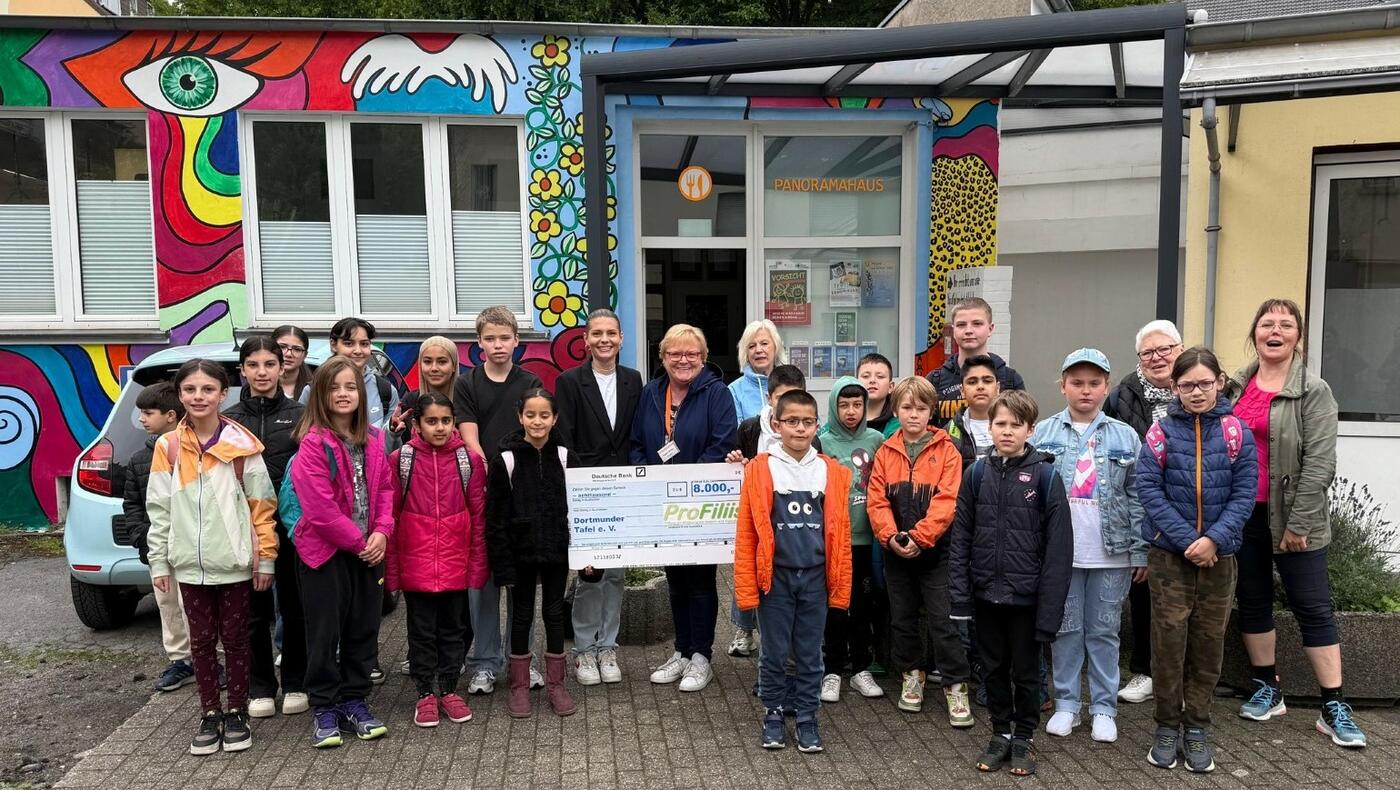 v.l.n.r. Svenja Felbier (ProFiliis), Regina Grabe (Vorstand Dortmunder Tafel), Martina Arns (Dortmunder Tafel), Elke Müller (Dortmunder Tafel) und Isabella Thiel (Dortmunder Tafel). (Foto: ProFiliis-Stiftung)