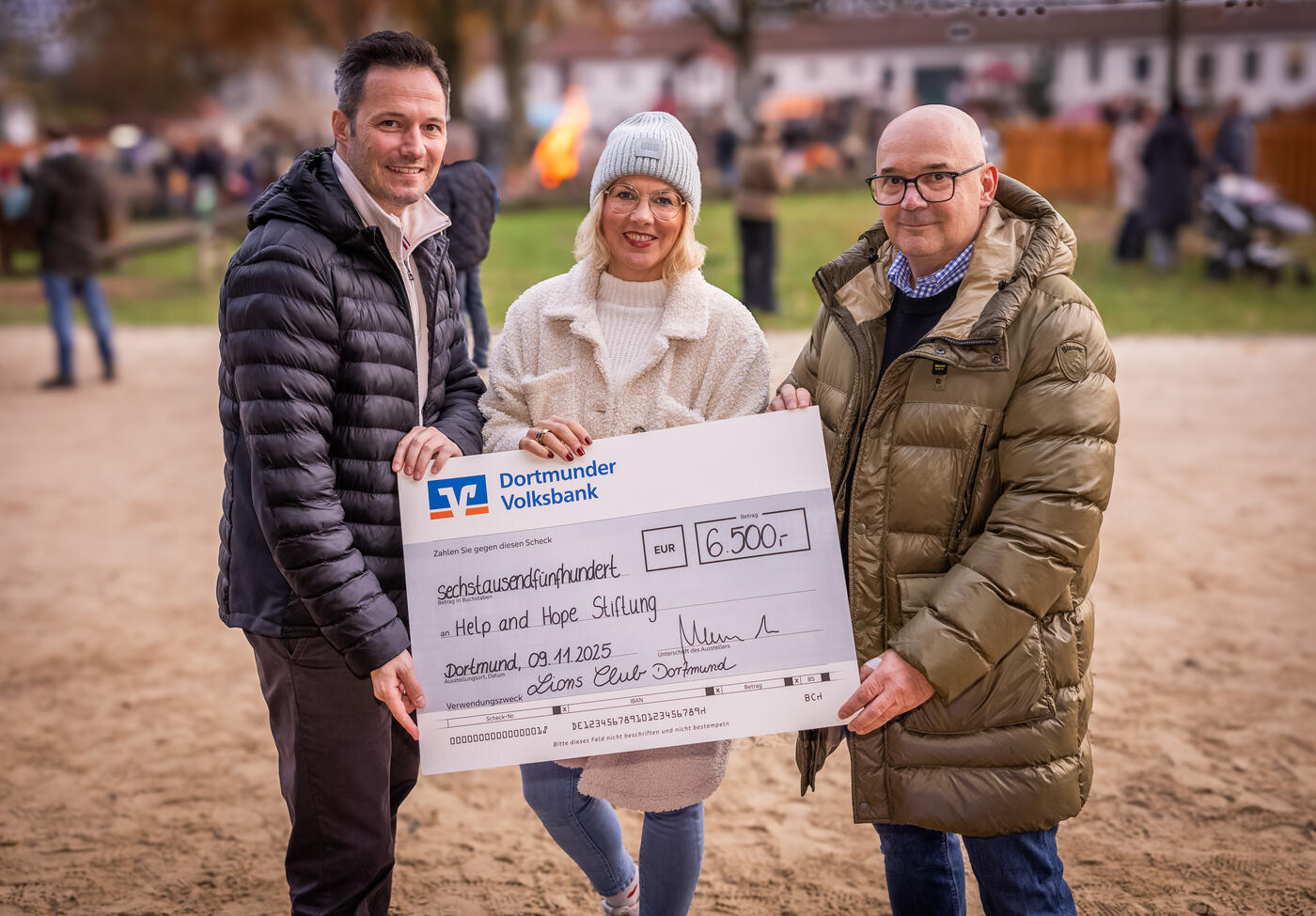Präsident Michael Martens (l.) und Pastpräsident Stefan  Scheve (r.) überreichten eine Spende an Sandra Heller, Vorstandsvorsitzende  der help and hope Stiftung (M.). (Foto:  help and hope Stiftung / Stephan Schütze) 