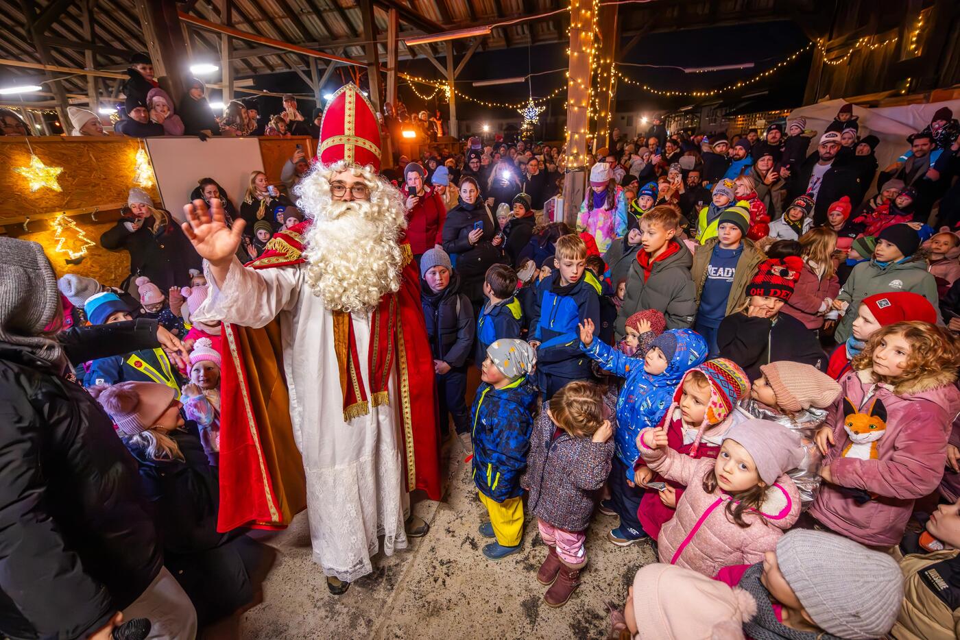 Zu seinem Besuch auf Gut Königsmühle brachte der  Nikolaus kleine Geschenke mit – aber vor allem eine wichtige Botschaft: wie  wichtig Nächstenliebe und Hilfsbereitschaft sind. (Foto: help and hope Stiftung / Stephan Schütze)  