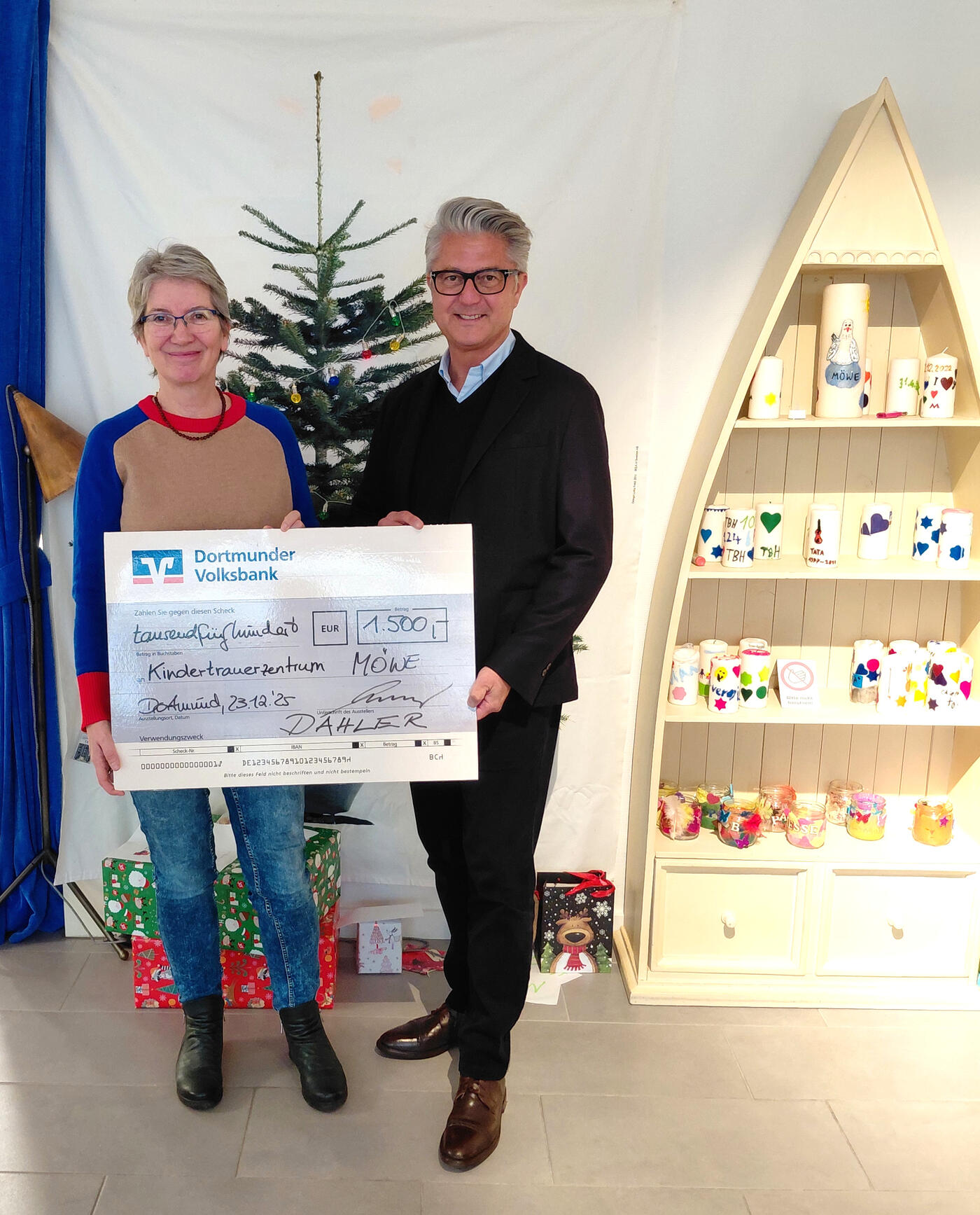 Beate Schwedler freut sich über den Scheck  von Dahler Immobilien, überreicht von  Ansgar Schwarzwald. (Foto: Sonja Kotterba)