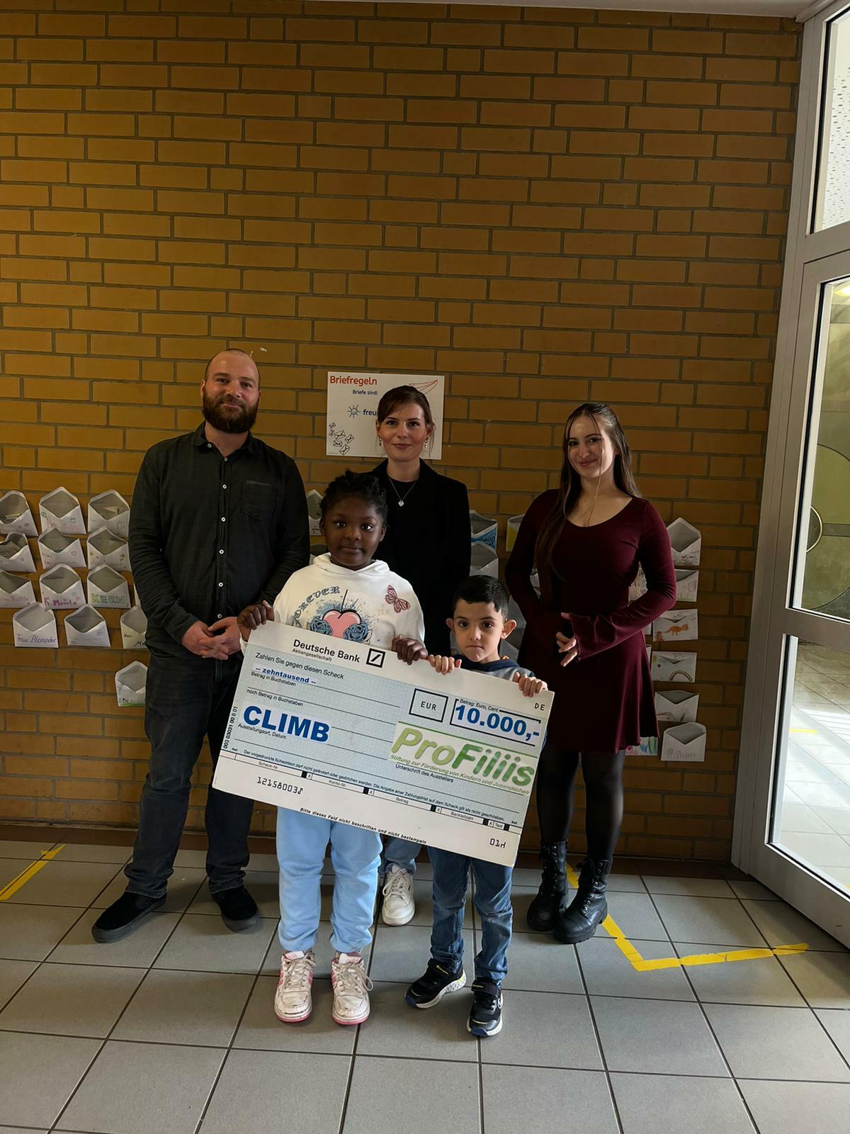 v. l. n. r.: Jakob Meder (ehem. Lokalkoordination CLIMB), Svenja Felbier (Projektbetreuung ProFiliis), Frau Panico (duale Studentin der sozialen Arbeit, ehrenamtliche Lehrkraft CLIMB) sowie Anabel und Yaman, die an den Lernferien teilgenommen haben. (Foto: ProFiliis)