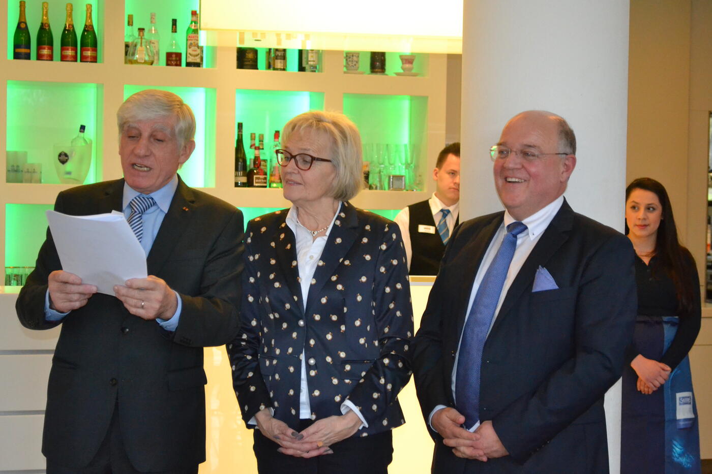 Dortmund, 2018: Schulleiter Harald Becker, aktuell Stellv. Kuratoriumsvorsitzender (rechts) bedankte sich herzlich bei den Stiftern Birgitta und Jürgen Wolf und würdigte das unermüdliche ehrenamtliche Engagement von Jürgen Wolf für die WIHOGA. (Foto: Familienstiftung Wolf)