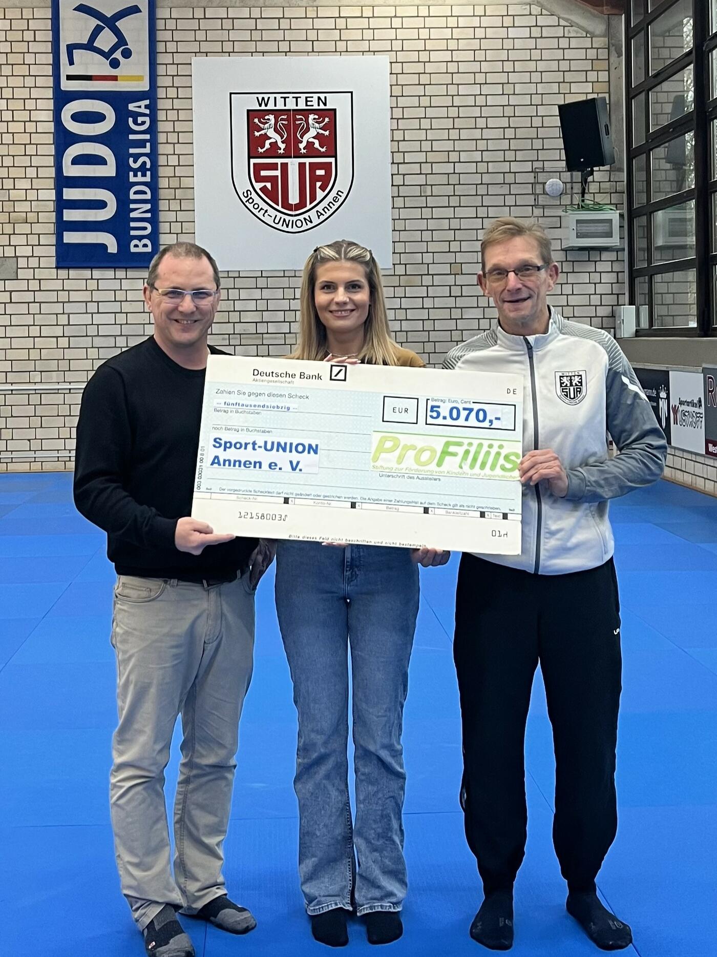  v.l.n.r.: Ringo Wittig (Vorstandsvertreter Sport-UNION Annen), Svenja Felbier (Projektbetreuung ProFiliis) und Michael Hertlein (Vorstandsvertreter Sport-UNION Annen). (Foto: Ringo Wittig)