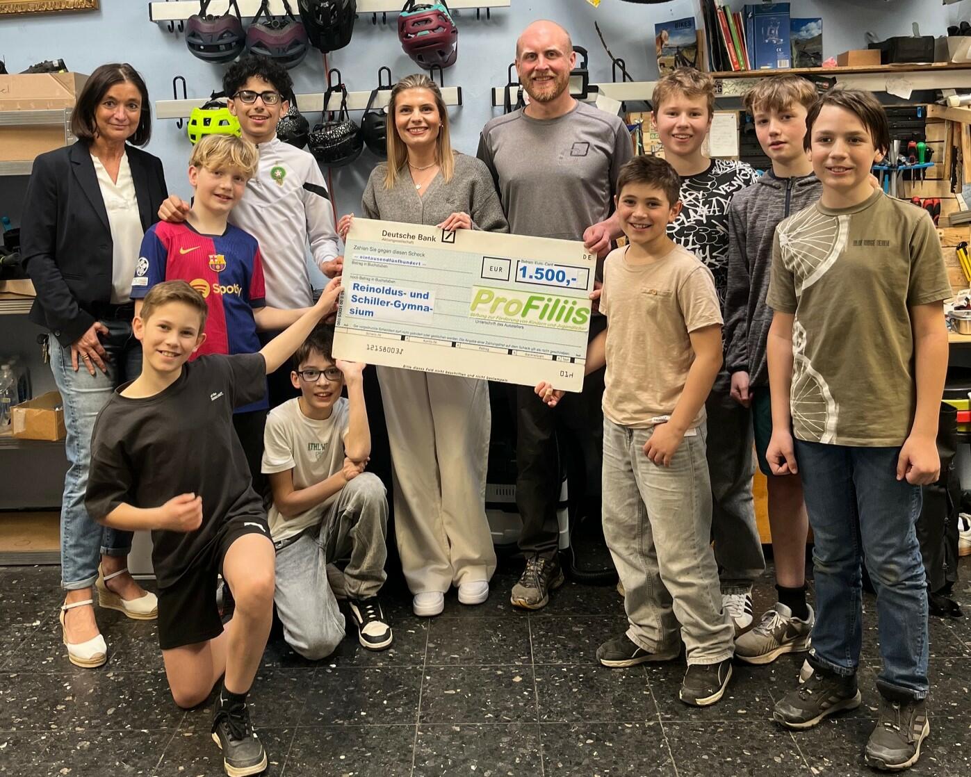 Symbolische Scheckübergabe: v.l.n.r.: Miriam Rychter (stellv. Schulleiterin), Svenja Felbier (Projektbetreuung ProFiliis), Florian Lindner (Lehrer Sport und Englisch). (Foto: RSG)