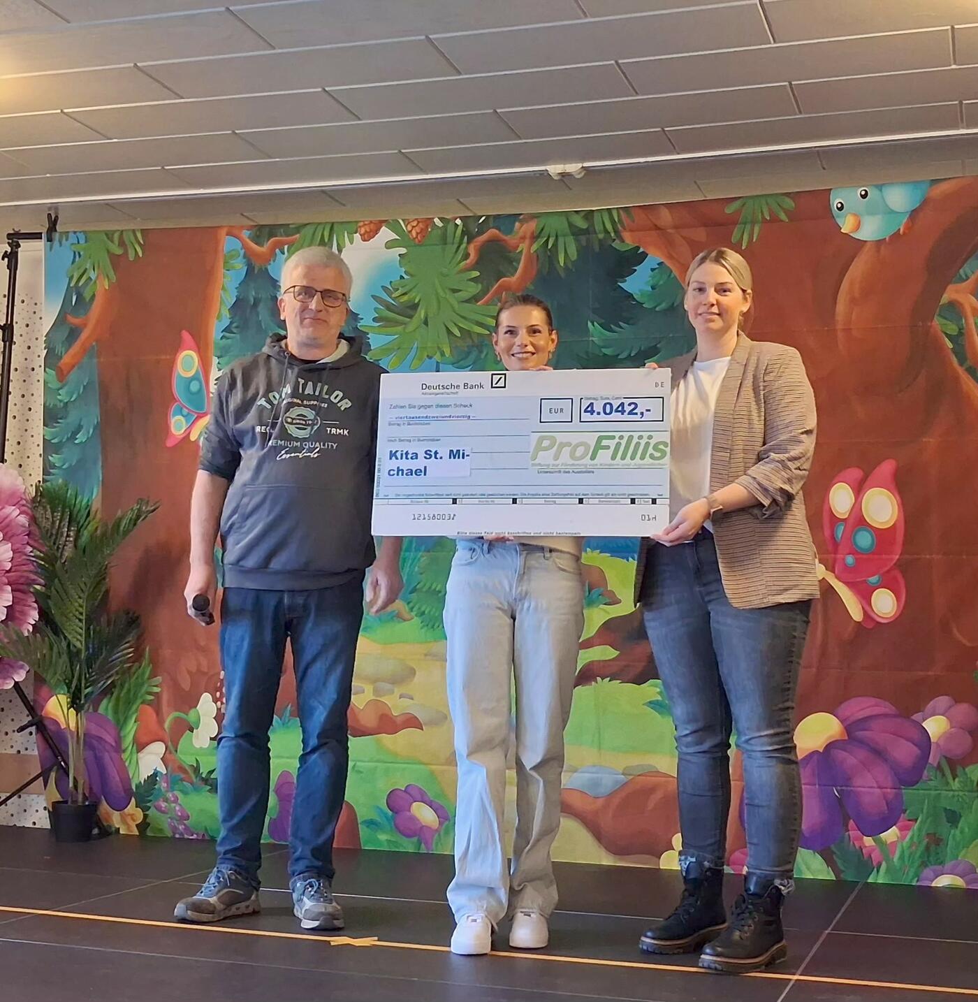  v.l.n.r.: Markus Riechert (Förderverein), Svenja Felbier (Projektbetreuung ProFiliis) und Christina Piepenburg (Förderverein).  (Foto: Förderverein der Kita St. Michael)