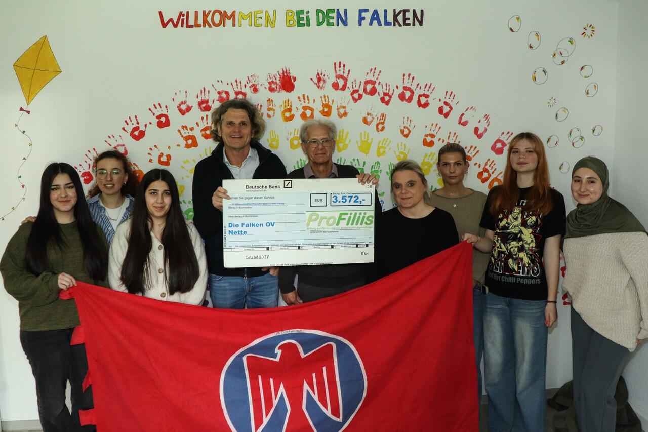 v.l.n.r.: Thomas Schieferstein (Vorstand ProFiliis), Klaus Schlichting und Ulrike Gawohl (ehrenamtliche Mitarbeitende im Falkentreff Westerfilde und im OV Nette), Svenja Felbier (Projektbetreuung ProFiliis) sowie Teilnehmende des Mädchentreffs. (Foto: Ralf Obernier) 