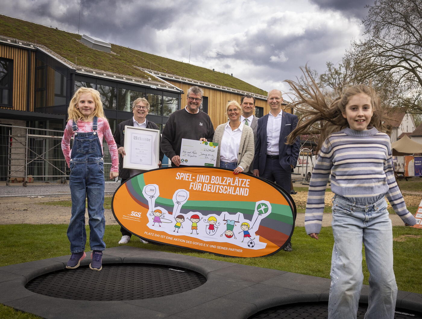 Scheckübergabe am Ort des Geschehens: Die Kinder sind begeistert von den neuen Bodentrampolinen auf Gut Königsmühle, die durch eine Spende des GOFUS e.V. mit Unterstützung der Kanzlei PARK Wirtschaftsstrafrecht ermöglicht wurden. Norbert Dickel und Friedhelm Bröker (GOFUS e.V., l.) sowie Prof. Dr. Tido Park und Ulf Reuker (Kanzlei PARK Wirtschaftsstrafrecht, r.) gemeinsam mit Sandra Heller, Vorstandsvorsitzende der help and hope Stiftung. (Foto: help and hope Stiftung / Christian Schwalm)