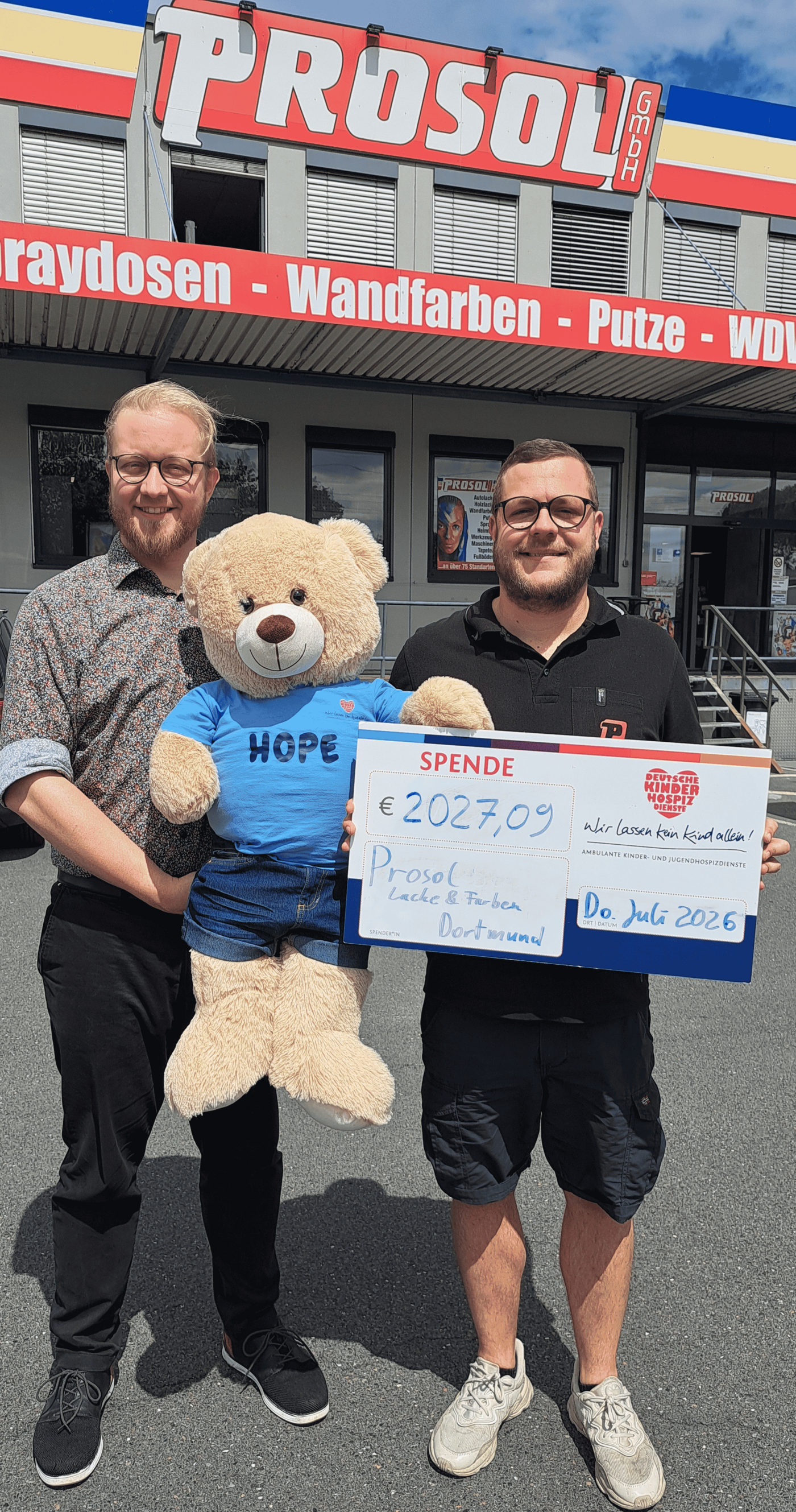 Michael Cremann (links) und Bärenbotschafter Hope freuten sich stellvertretend für das gesamte  Team der Deutschen Kinderhospiz Dienste und vor allem stellvertretend für die in Dortmund und  Umgebung ambulant begleiteten Familien über die Spende von Luk Seidel und seinem Unternehmen. (Fotos: Deutsche Kinderhospiz Dienste / Simke Strobler) 
