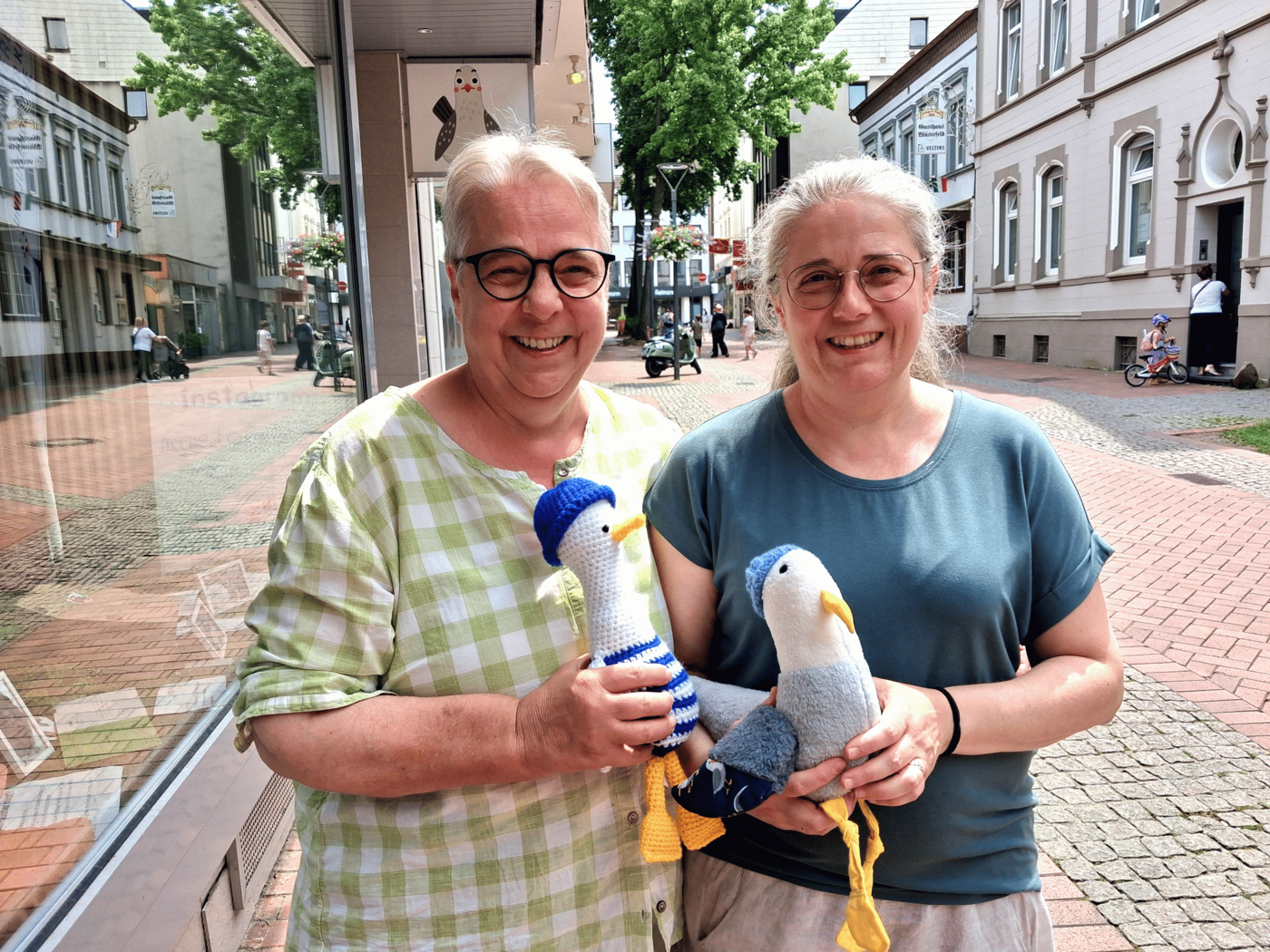 Ursula Jopsefs-Kirschbaum und Ihre Tochter Anne Kirschbaum besuchten die Möwe – mit  einem Spendengeschenk. (Foto: Beate Schwedler)
