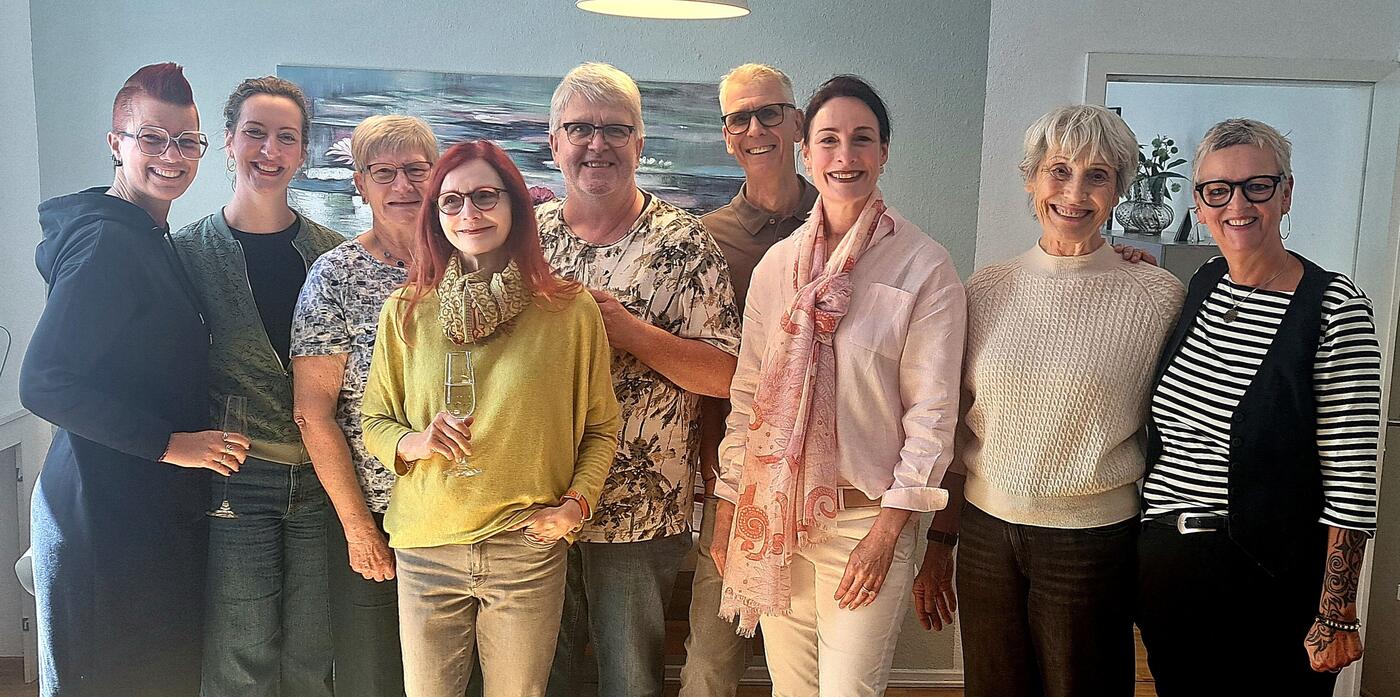 Feierten gemeinsam den fünften Geburtstag des ersten Ehrenamtskurses, aus dem fast alle  Hospizbegleiter*innen noch aktiv dabei sind: Kathrin Im Winkel, Koordinatorin Sabrina Katzer,  Annette Nienass, Jacqueline Kauermann, Christoph Kluth, Hans-Peter Hirsch, Leiterin Heike Schöttler,  Elisabeth Koch und Koordinatorin Frauke Ellebrecht. Es fehlten beim Geburtstagsfest: Andrea Goodall  und Klaus Kurek. (Foto: Hospizdienst Dunkelbunt / Christine Haufe) 