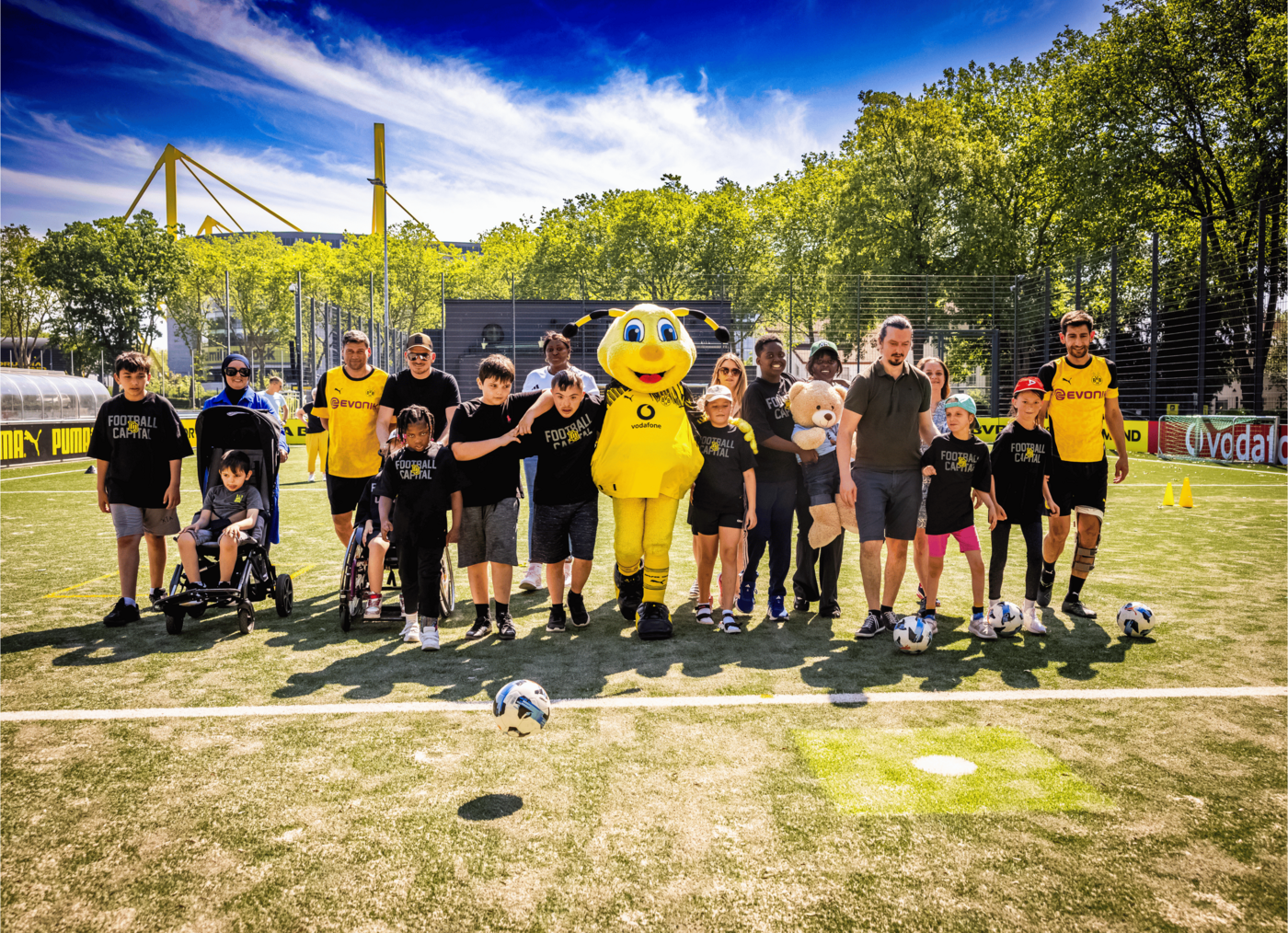 Ein Highlight in diesem Fußball-Sommer: Vor Kurzem hatte eine Gruppe von Kindern und  Jugendlichen, die in Dortmund und Bochum von den Deutschen Kinderhospiz Diensten begleitet  werden, die außergewöhnliche Gelegenheit, an einem inklusiven Fußball-Training in der BVB Evonik  Fußballakademie in Dortmund direkt am Stadion teilzunehmen. (Foto: Deutsche Kinderhospiz Dienste Dortmund / Stephan Schütze) 