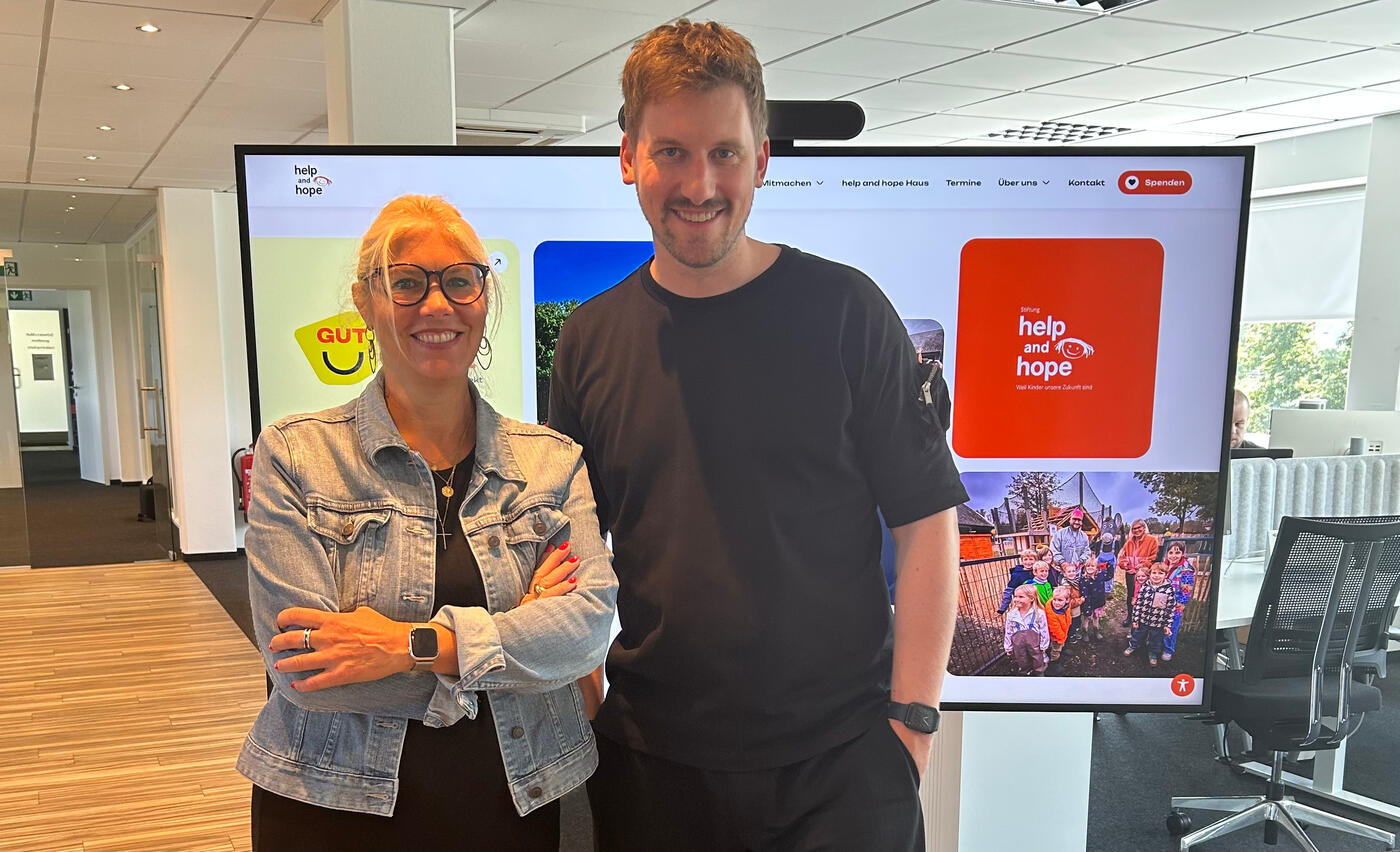 Sandra Heller, Vorstandsvorsitzende der help and hope  Stiftung, und André Schirmer, CEO von Schwarz+Matt, freuen sich über die  neue Website der Stiftung. Der moderne Internetauftritt informiert über die  Stiftungsarbeit, die Angebote auf Gut Königsmühle sowie erstmals umfassend  über das neue help and hope Haus und die Möglichkeit, Aufenthalte online  anzufragen.  (Foto: help and hope Stiftung / Schwarz+Matt)  