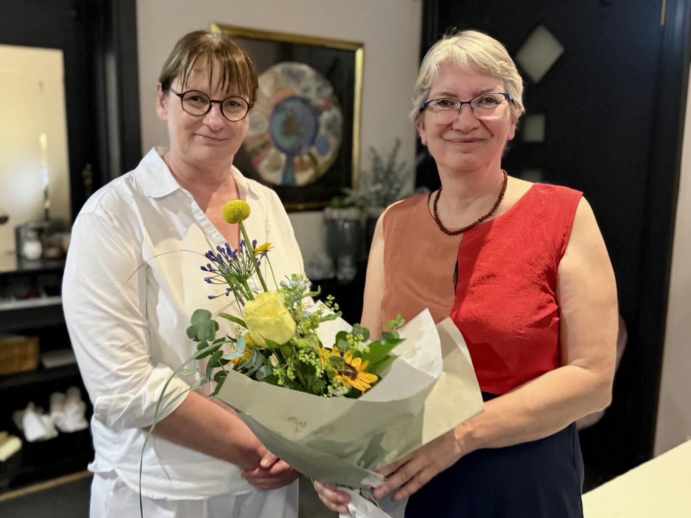 Martina Seiler, Präsidentin von Inner Wheel Hörde, begrüßte Projektleiterin Beate  Schwedler vom Kindertrauerzentrum MÖWE. (Foto: Anke Widow)