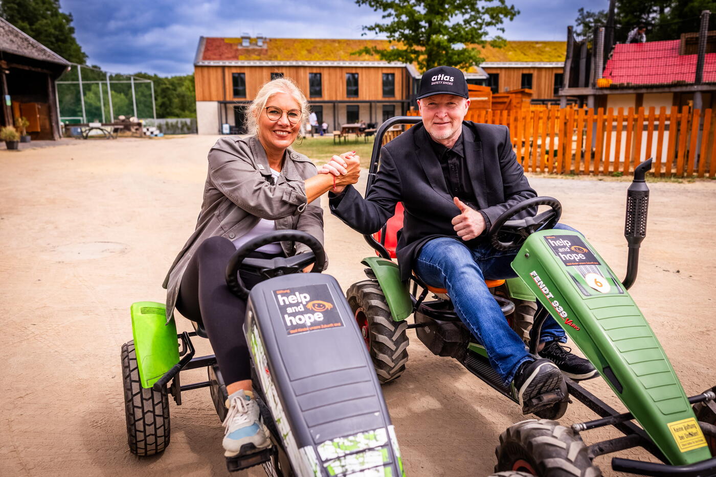 Geben gemeinsam Gas für den guten Zweck: Sandra Heller,  Vorstandsvorsitzende der help and hope Stiftung, und Joey Kelly freuen sich  auf das 12-Stunden-Charity-GoKart-Rennen am 26. September auf Gut  Königsmühle. (Foto: help and hope Stiftung / Stephan Schütze) 