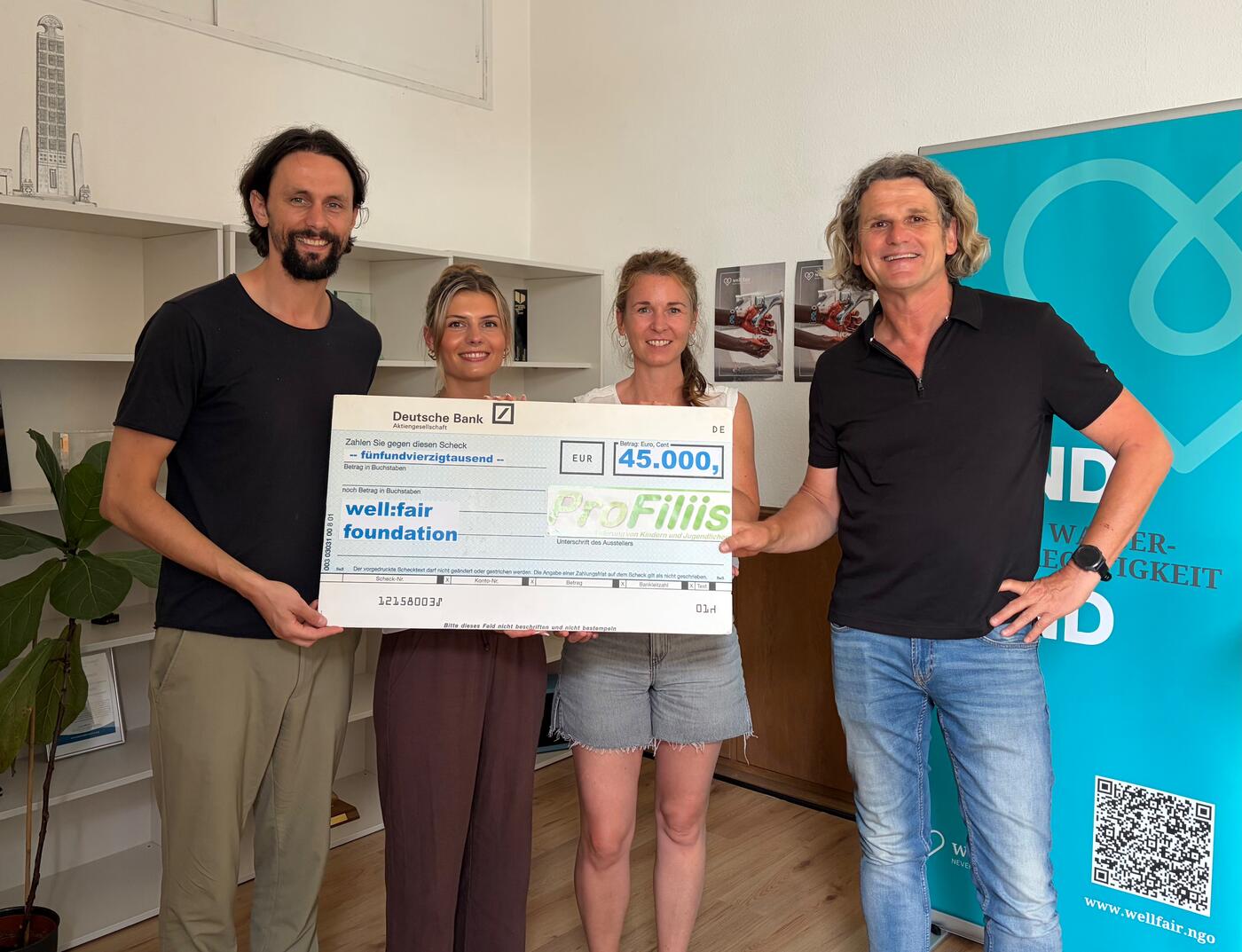 Freuen sich über die Spende in Höhe von 45.000 Euro für ein Wasserprojekt in Tansania (v.l.n.r.): Neven Subotić (Stiftungsleitung well:fair), Svenja Felbier (Projektbetreuung und PR bei ProFiliis), Silke Kuhlke (Eventmanagement und Fundraising bei well:fair), Thomas Schieferstein (Vorstand ProFiliis) (Foto: well:fair)